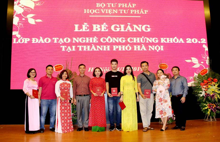 Thừa phát lại Đinh Gia Cảnh